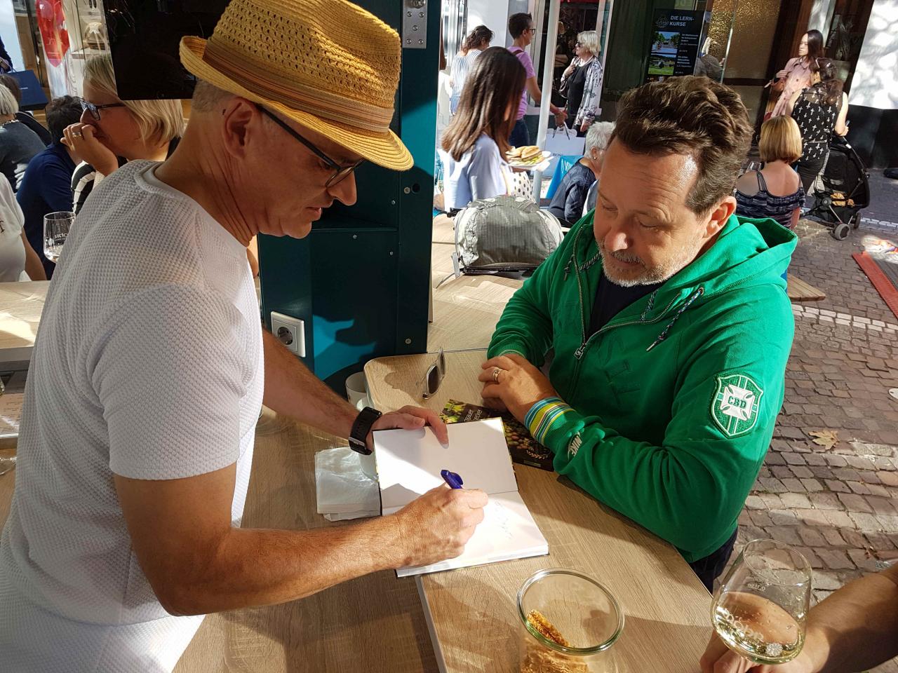 Oliver Bock beim signieren vom "Rheingauer Weinschmecker"