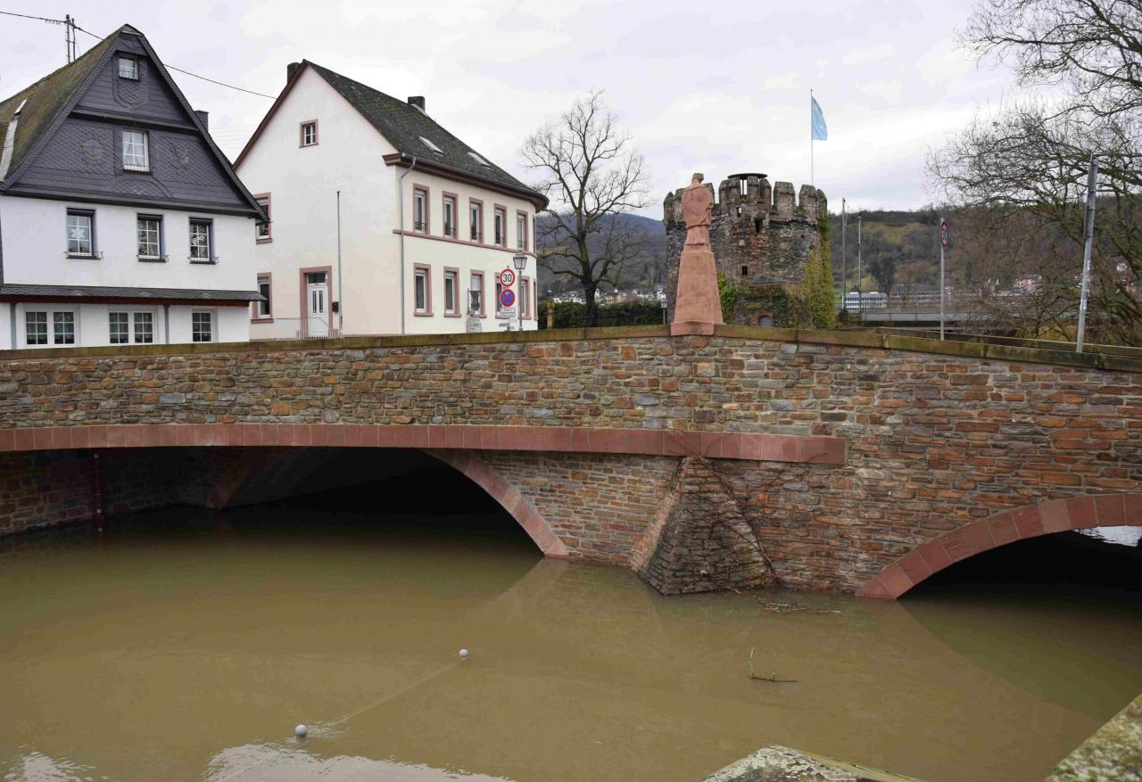 Hochwasser unter der Steinernen Brücke, Foto A. Kunz