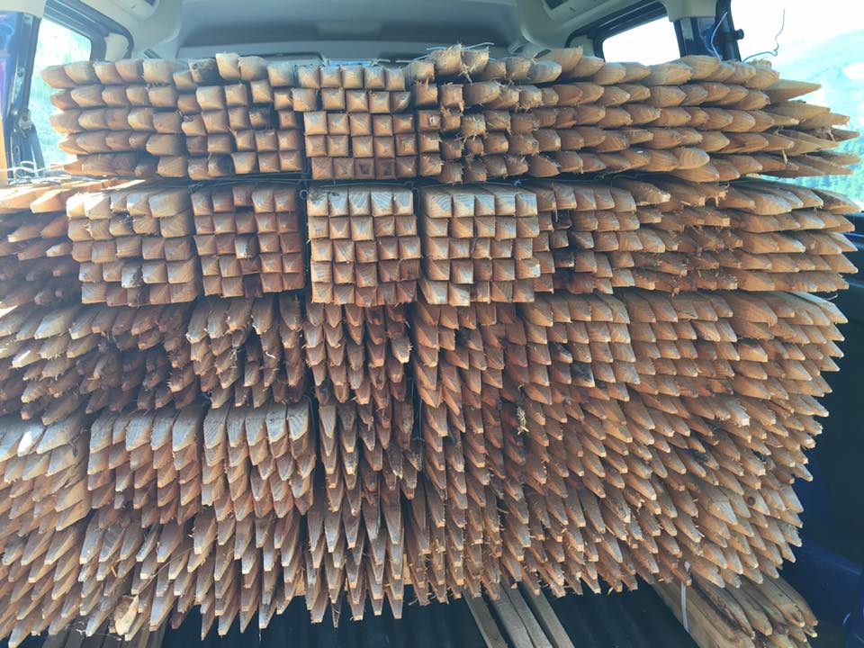 Ein Kofferraum voller Holzpfähle