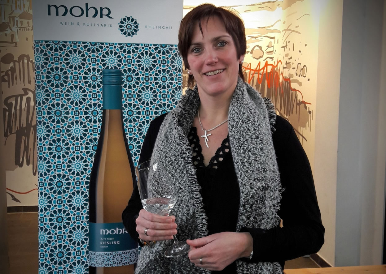 Unsere neue Mitarbeiterin Nina Hofmann am Weinstand