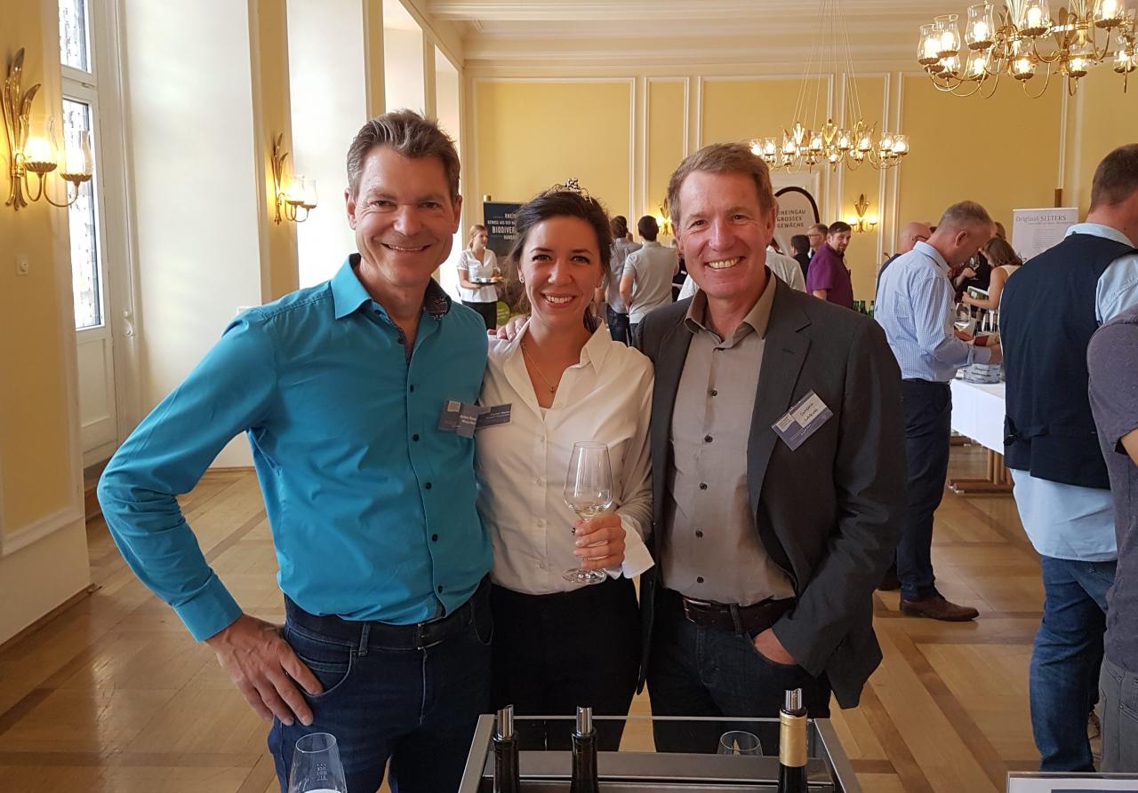 Jochen Neher, Rheingauer Weinprinzessin Caroline Weiler und Gilbert Laquai