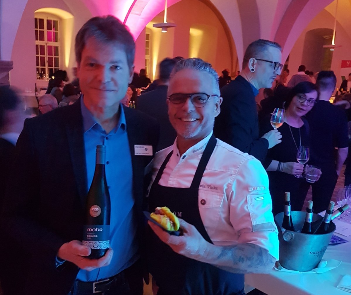 J. Neher mit Sternekoch E. Vinke, De Kromme Watergang aus der Niederlande. Er war begeistert von bioveganen Mohr-Weinen!